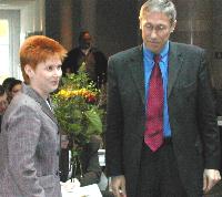 Roland Claus, Vorsitzender der  PDS-Bundestagsfraktion, gratuliert Petra Pau zum Listenplatz 1; Foto: Axel Hildebrandt