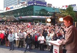 PDS-Kundgebung am 1. Mai 2002 auf dem Berliner Alexanderplatz; Foto: Elke Brosow