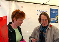 Mai-Fest in K&ouml;penick: Rosemarie Schuder signiert; Foto: Elke Brosow