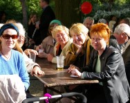 Mai-Fest im B&ouml;tzow-Viertel: Talk in der Mitte; Foto: Elke Brosow