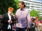 Im Gespr&auml;ch auf dem Marktplatz der Demokratie; Foto: Elke Brosow