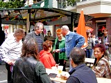 Gespr&auml;ch beim Stra&szlig;enfest in Sch&ouml;neberg; Foto: Elke Brosow