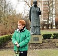 Rosen f&uuml;r Clara an der Marzahner Clara-Zetkin-Skulptur; Foto: privat